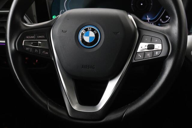 BMW 3-SERIE 330e Sport Line | Stoelverwarming | Carplay | Sportstoelen | Live Cockpit | Sfeerverlichting | PDC | Half leder | Navigatie | Full LED