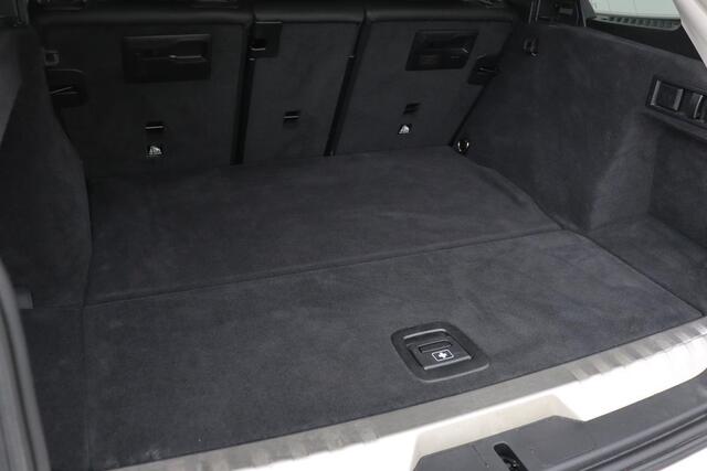 BMW 3-SERIE 330e Sport Line | Stoelverwarming | Carplay | Sportstoelen | Live Cockpit | Sfeerverlichting | PDC | Half leder | Navigatie | Full LED
