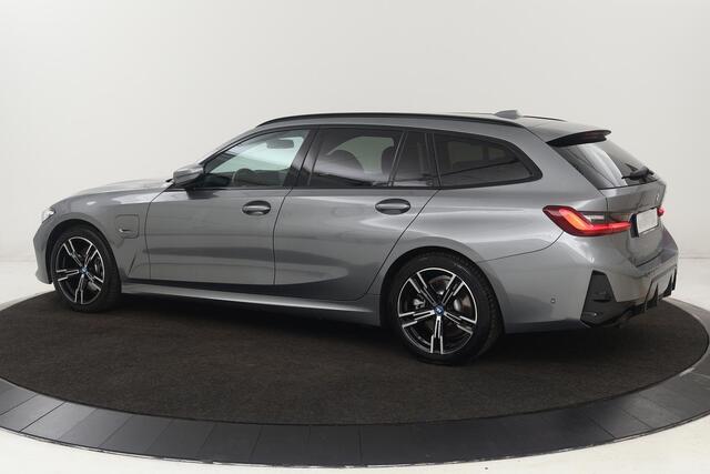BMW 3-SERIE 320e M Sport | Head-Up | Stoel & stuurverwarming | Adaptive cruise | Sportstoelen | Adaptief LED | Sfeerverlichting | Camera | Carplay | Leder/Alcantara