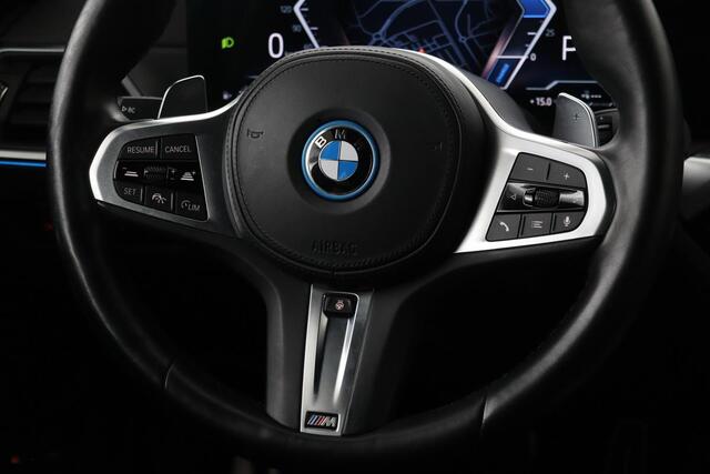 BMW 3-SERIE 320e M Sport | Head-Up | Stoel & stuurverwarming | Adaptive cruise | Sportstoelen | Adaptief LED | Sfeerverlichting | Camera | Carplay | Leder/Alcantara