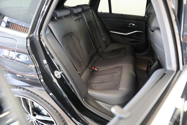 BMW 3-SERIE Touring 330e | M-Sport | Elektr. Trekhaak | Schuif- opendak