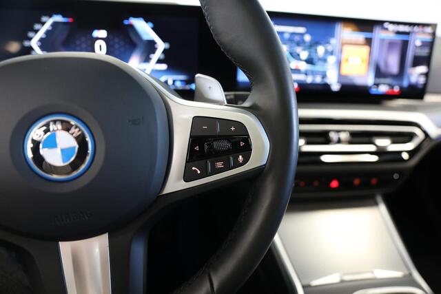 BMW 3-SERIE Touring 330e | M-Sport | Elektr. Trekhaak | Schuif- opendak