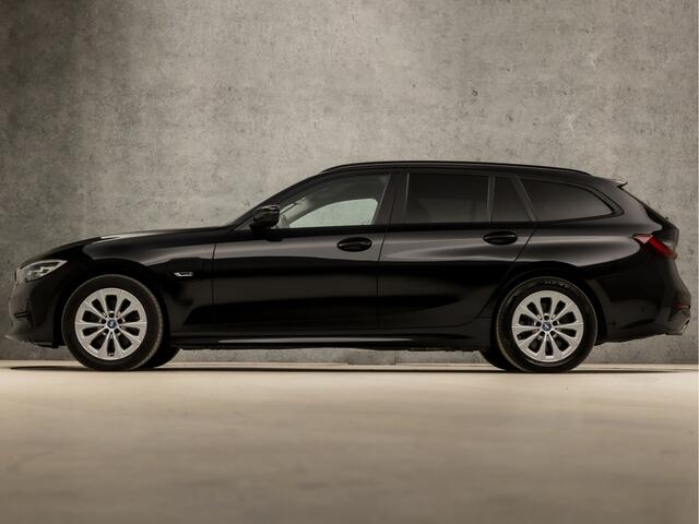 BMW 3-SERIE Touring 320e Sportline 204Pk Automaat (APPLE CARPLAY, GROOT NAVI, DEALER ONDERHOUDEN, LEDEREN SPORTSTOELEN, CAMERA, GETINT GLAS, CRUISE, NIEUWSTAAT)