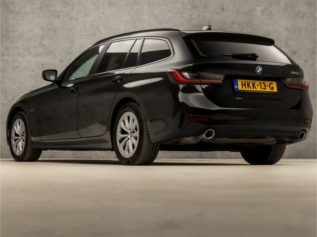 BMW 3-SERIE Touring 320e Sportline 204Pk Automaat (APPLE CARPLAY, GROOT NAVI, DEALER ONDERHOUDEN, LEDEREN SPORTSTOELEN, CAMERA, GETINT GLAS, CRUISE, NIEUWSTAAT)