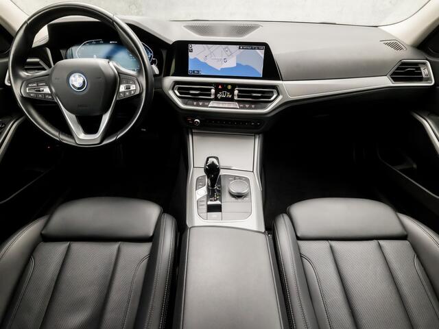 BMW 3-SERIE Touring 320e Sportline 204Pk Automaat (APPLE CARPLAY, GROOT NAVI, DEALER ONDERHOUDEN, LEDEREN SPORTSTOELEN, CAMERA, GETINT GLAS, CRUISE, NIEUWSTAAT)