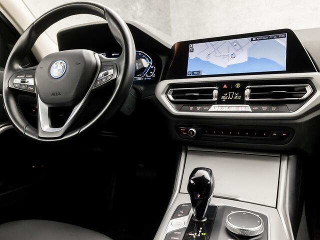 BMW 3-SERIE Touring 320e Sportline 204Pk Automaat (APPLE CARPLAY, GROOT NAVI, DEALER ONDERHOUDEN, LEDEREN SPORTSTOELEN, CAMERA, GETINT GLAS, CRUISE, NIEUWSTAAT)