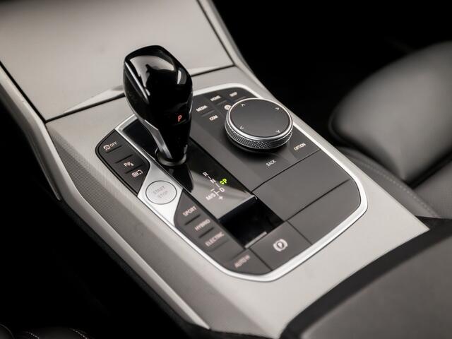 BMW 3-SERIE Touring 320e Sportline 204Pk Automaat (APPLE CARPLAY, GROOT NAVI, DEALER ONDERHOUDEN, LEDEREN SPORTSTOELEN, CAMERA, GETINT GLAS, CRUISE, NIEUWSTAAT)