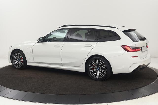 BMW 3-SERIE 330e M Sport | Panoramadak | Head-Up | Laserlight | Adaptive cruise | Leder | Stoelverwarming | Camera | Sfeerverlichting | Carplay | Sportstoelen | Live Cockpit