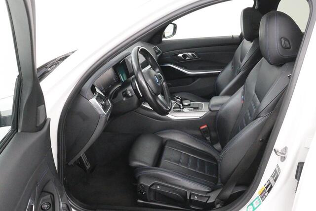 BMW 3-SERIE 330e M Sport | Panoramadak | Head-Up | Laserlight | Adaptive cruise | Leder | Stoelverwarming | Camera | Sfeerverlichting | Carplay | Sportstoelen | Live Cockpit