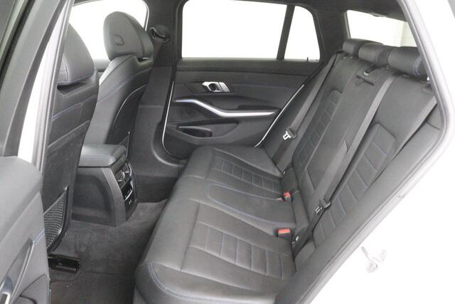 BMW 3-SERIE 330e M Sport | Panoramadak | Head-Up | Laserlight | Adaptive cruise | Leder | Stoelverwarming | Camera | Sfeerverlichting | Carplay | Sportstoelen | Live Cockpit