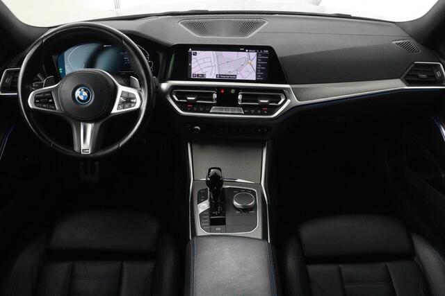 BMW 3-SERIE 330e M Sport | Panoramadak | Head-Up | Laserlight | Adaptive cruise | Leder | Stoelverwarming | Camera | Sfeerverlichting | Carplay | Sportstoelen | Live Cockpit