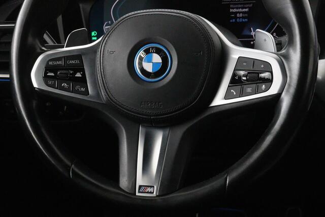 BMW 3-SERIE 330e M Sport | Panoramadak | Head-Up | Laserlight | Adaptive cruise | Leder | Stoelverwarming | Camera | Sfeerverlichting | Carplay | Sportstoelen | Live Cockpit