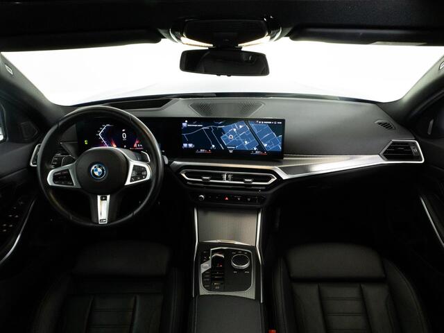 BMW 3-SERIE Touring M-Sport 330e 293 PK xDrive | Adaptieve LED | Panoramadak | Leder | Head-Up | Achteruitrijcamera |