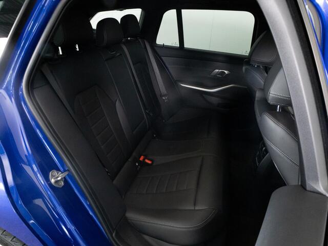 BMW 3-SERIE Touring M-Sport 330e 293 PK xDrive | Adaptieve LED | Panoramadak | Leder | Head-Up | Achteruitrijcamera |