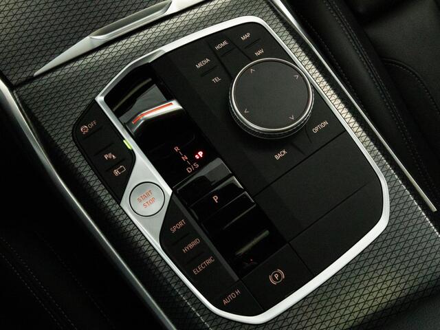 BMW 3-SERIE Touring M-Sport 330e 293 PK xDrive | Adaptieve LED | Panoramadak | Leder | Head-Up | Achteruitrijcamera |