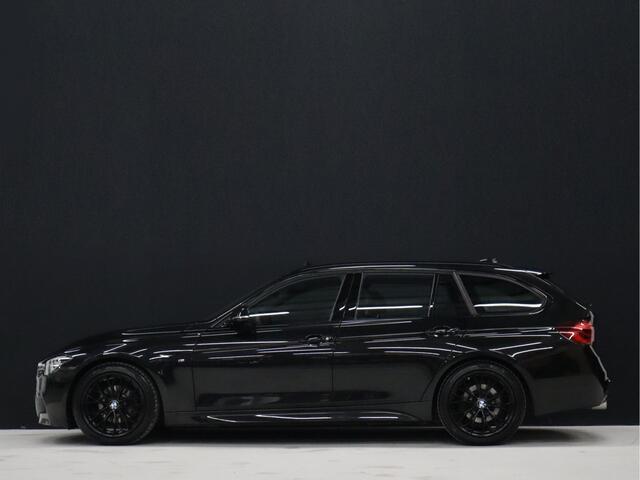 BMW 3-SERIE Touring 318i M Sport [SCHUIFKANTELDAK, STOELVERWARMING, CRUISE CONTROL, ELEKTRISCHE ACHTERKLEP, PDC ACHTER, VOL LEDER, M- STUUR, LED, NAVIGATIE, NIEUWSTAAT]
