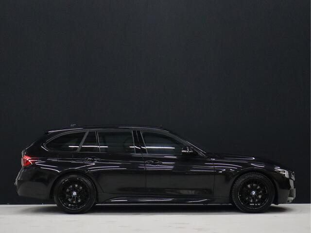 BMW 3-SERIE Touring 318i M Sport [SCHUIFKANTELDAK, STOELVERWARMING, CRUISE CONTROL, ELEKTRISCHE ACHTERKLEP, PDC ACHTER, VOL LEDER, M- STUUR, LED, NAVIGATIE, NIEUWSTAAT]