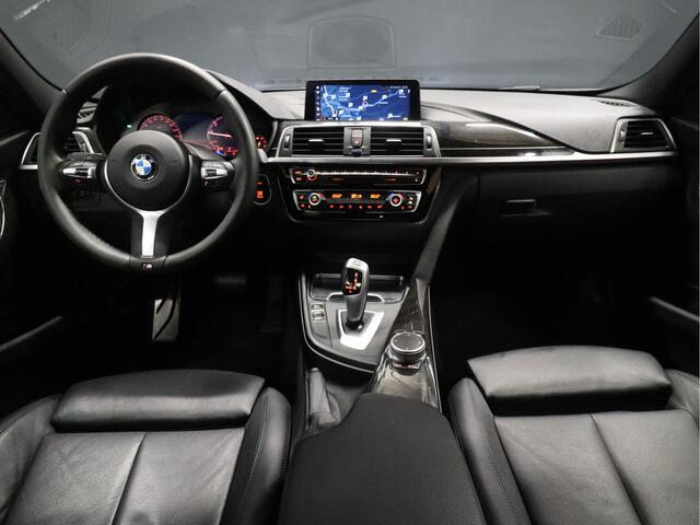 BMW 3-SERIE Touring 318i M Sport [SCHUIFKANTELDAK, STOELVERWARMING, CRUISE CONTROL, ELEKTRISCHE ACHTERKLEP, PDC ACHTER, VOL LEDER, M- STUUR, LED, NAVIGATIE, NIEUWSTAAT]