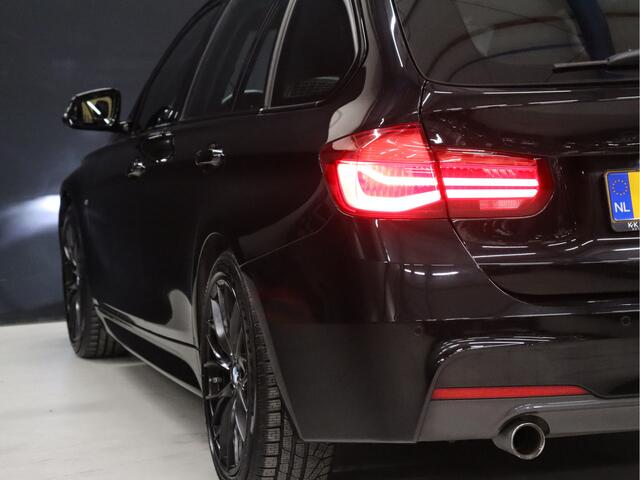 BMW 3-SERIE Touring 318i M Sport [SCHUIFKANTELDAK, STOELVERWARMING, CRUISE CONTROL, ELEKTRISCHE ACHTERKLEP, PDC ACHTER, VOL LEDER, M- STUUR, LED, NAVIGATIE, NIEUWSTAAT]