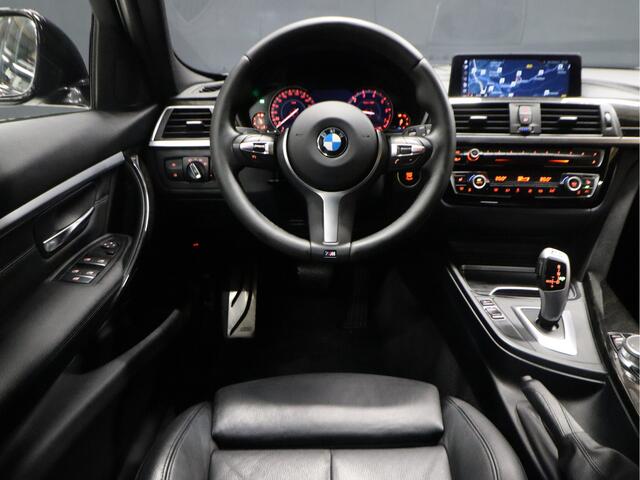BMW 3-SERIE Touring 318i M Sport [SCHUIFKANTELDAK, STOELVERWARMING, CRUISE CONTROL, ELEKTRISCHE ACHTERKLEP, PDC ACHTER, VOL LEDER, M- STUUR, LED, NAVIGATIE, NIEUWSTAAT]