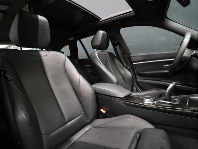 BMW 3-SERIE Touring 318i M Sport [SCHUIFKANTELDAK, STOELVERWARMING, CRUISE CONTROL, ELEKTRISCHE ACHTERKLEP, PDC ACHTER, VOL LEDER, M- STUUR, LED, NAVIGATIE, NIEUWSTAAT]