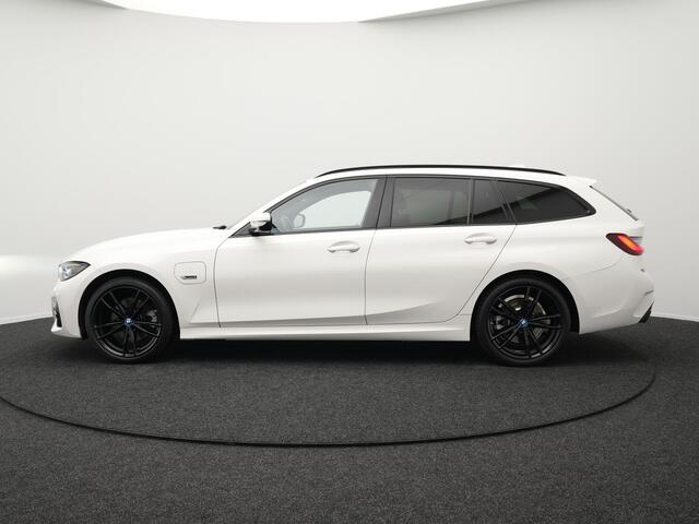 BMW 3-SERIE Touring 320e M Sport Shadow Plug In Hybrid Dealer O.H PHEV | Alcantara Sportstoelen Verwarmd | 19"L.M | Sfeerverlichting | Apple Carplay | DAB | Virtual | Navi Full Map |