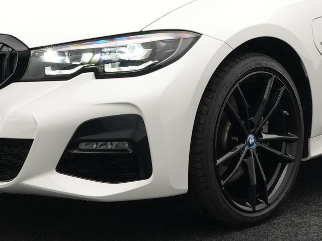 BMW 3-SERIE Touring 320e M Sport Shadow Plug In Hybrid Dealer O.H PHEV | Alcantara Sportstoelen Verwarmd | 19"L.M | Sfeerverlichting | Apple Carplay | DAB | Virtual | Navi Full Map |