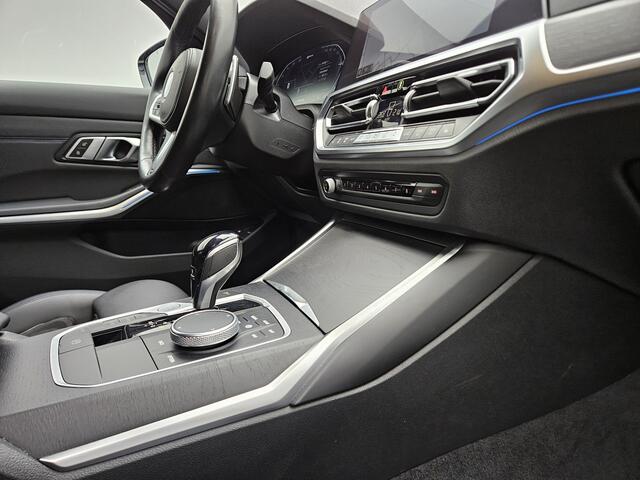 BMW 3-SERIE Touring 320e M Sport Shadow Plug In Hybrid Dealer O.H PHEV | Alcantara Sportstoelen Verwarmd | 19"L.M | Sfeerverlichting | Apple Carplay | DAB | Virtual | Navi Full Map |