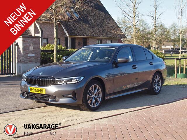 BMW 3-SERIE 330e eDrive Edition | Camera | Apple Carplay | Cruise Control | Trekhaak | Leer |