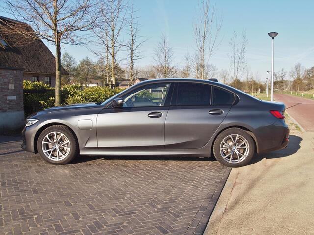 BMW 3-SERIE 330e eDrive Edition | Camera | Apple Carplay | Cruise Control | Trekhaak | Leer |
