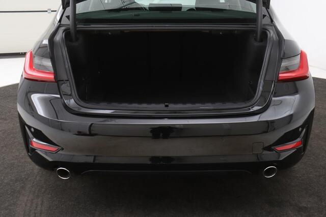 BMW 3-SERIE 318d Executive Edition | Sport Line | Half leder | Stoelverwarming | Carplay | Full LED | Navigatie | Sportstoelen | DAB+