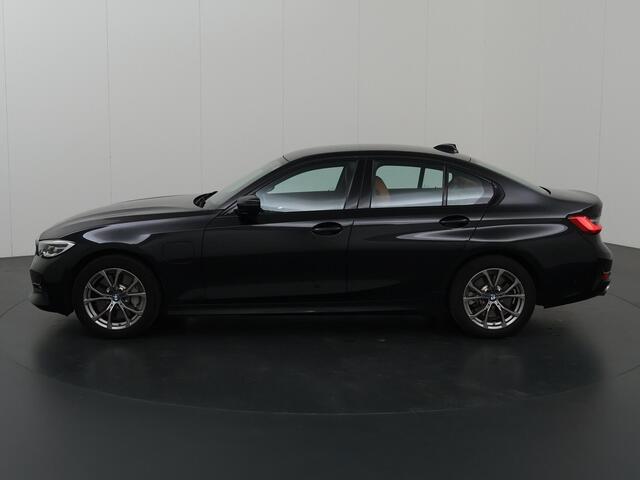 BMW 3-SERIE 330e eDrive Edition | Nieuw Model | Digitaal Dashboard | LED | Apple CarPlay | Sportstoelen | Lederen Interieur | Stoelverwarming | Camera | DAB | Trekhaak |