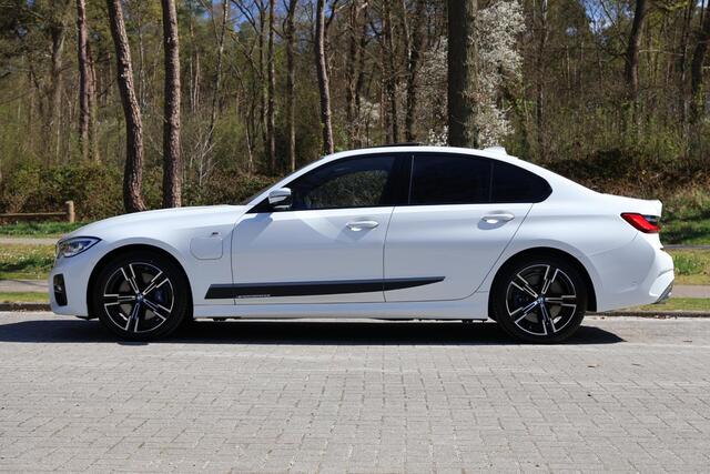 BMW 3-SERIE 330e High Executive M-Sportpakket, Glasdak elektr, Head-Up, Laserlicht, elektr stoel + memory, Adaptive onderstel, Stoelverwarming, Achteruitrijcamera, DAB-Tuner, etc.