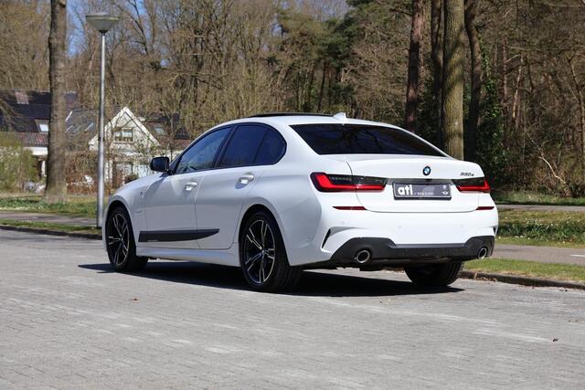 BMW 3-SERIE 330e High Executive M-Sportpakket, Glasdak elektr, Head-Up, Laserlicht, elektr stoel + memory, Adaptive onderstel, Stoelverwarming, Achteruitrijcamera, DAB-Tuner, etc.