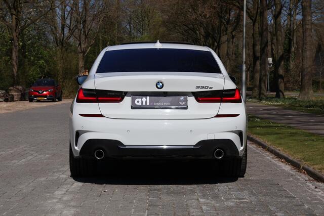 BMW 3-SERIE 330e High Executive M-Sportpakket, Glasdak elektr, Head-Up, Laserlicht, elektr stoel + memory, Adaptive onderstel, Stoelverwarming, Achteruitrijcamera, DAB-Tuner, etc.