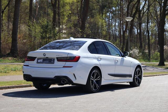 BMW 3-SERIE 330e High Executive M-Sportpakket, Glasdak elektr, Head-Up, Laserlicht, elektr stoel + memory, Adaptive onderstel, Stoelverwarming, Achteruitrijcamera, DAB-Tuner, etc.