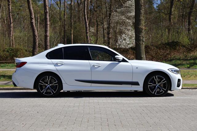 BMW 3-SERIE 330e High Executive M-Sportpakket, Glasdak elektr, Head-Up, Laserlicht, elektr stoel + memory, Adaptive onderstel, Stoelverwarming, Achteruitrijcamera, DAB-Tuner, etc.