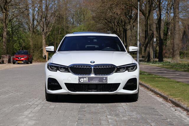 BMW 3-SERIE 330e High Executive M-Sportpakket, Glasdak elektr, Head-Up, Laserlicht, elektr stoel + memory, Adaptive onderstel, Stoelverwarming, Achteruitrijcamera, DAB-Tuner, etc.