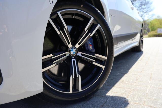 BMW 3-SERIE 330e High Executive M-Sportpakket, Glasdak elektr, Head-Up, Laserlicht, elektr stoel + memory, Adaptive onderstel, Stoelverwarming, Achteruitrijcamera, DAB-Tuner, etc.