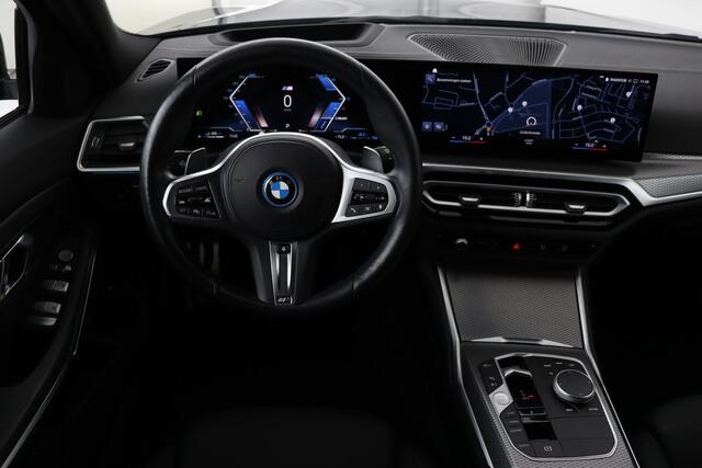 BMW 3-SERIE Touring 320e M Sport | Head-Up | Stoel & stuurverwarming | Adaptive cruise | Sportstoelen | Adaptief LED | Sfeerverlichting | Camera | Carplay | Leder/Alcantara