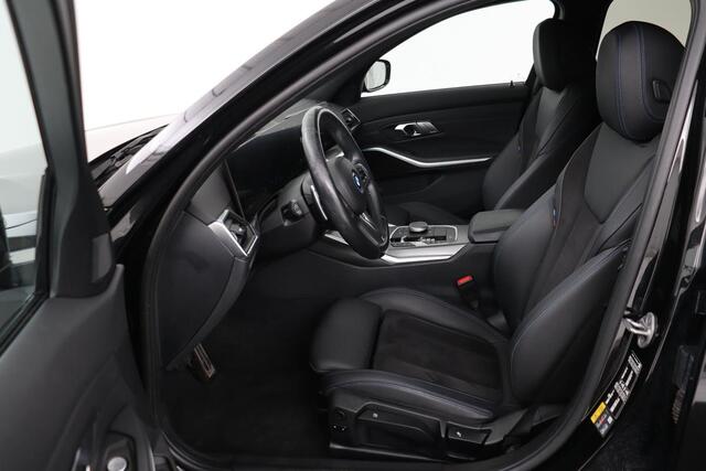 BMW 3-SERIE Touring 320e M Sport | Head-Up | Stoel & stuurverwarming | Adaptive cruise | Sportstoelen | Adaptief LED | Sfeerverlichting | Camera | Carplay | Leder/Alcantara
