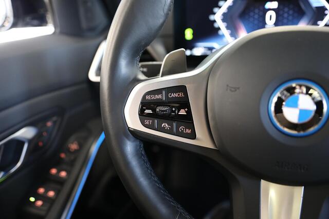 BMW 3-SERIE Touring 330e | M-Sport | Elektr. Trekhaak | Schuif- opendak