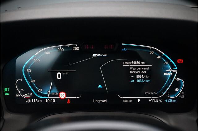 BMW 3-SERIE Touring 330e xDrive High Executive M-Sport | M Performance | Panoramadak | Harman Kardon | 360° Camera | Assisted Driving | Head Up Display | Stoelverwarming | Apple Carplay | Navigatie | Adaptive Cruise Control | Ambiance Verlichting