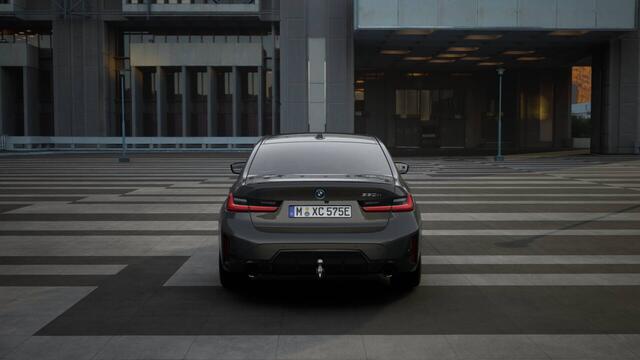 BMW 3-SERIE 330e High Executive M Sport Automaat / Schuif-kanteldak / Trekhaak / Sportstoelen / Adaptieve LED / Active Cruise Control / Parking Assistant Plus / Comfort Access