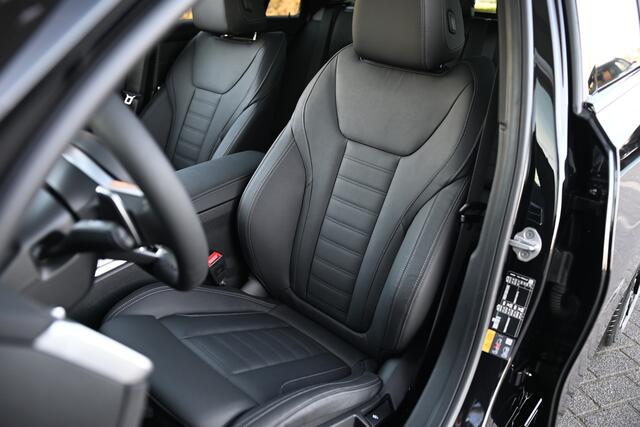 BMW 3-SERIE Touring 330e High Executive M Sport Automaat / Panoramadak / Trekhaak / Sportstoelen / Adaptieve LED / Parking Assistant Plus / Comfort Access