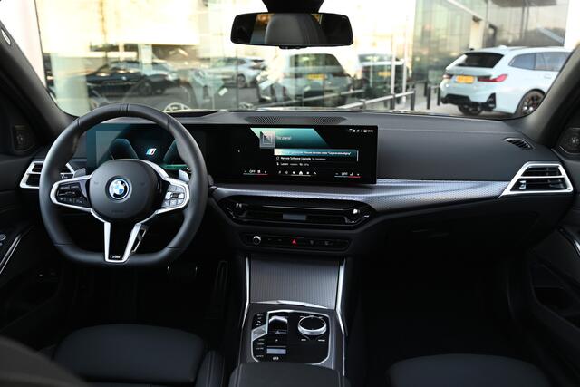 BMW 3-SERIE Touring 330e High Executive M Sport Automaat / Panoramadak / Trekhaak / Sportstoelen / Adaptieve LED / Parking Assistant Plus / Comfort Access