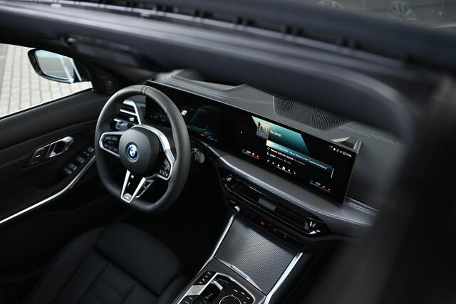 BMW 3-SERIE Touring 330e High Executive M Sport Automaat / Panoramadak / Trekhaak / Sportstoelen / Adaptieve LED / Parking Assistant Plus / Comfort Access