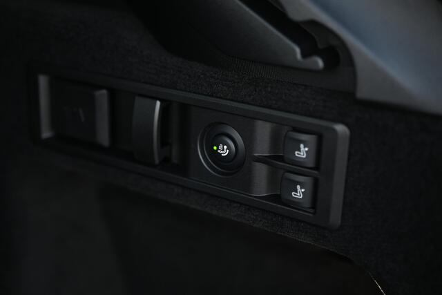 BMW 3-SERIE Touring 330e High Executive M Sport Automaat / Panoramadak / Trekhaak / Sportstoelen / Adaptieve LED / Parking Assistant Plus / Comfort Access
