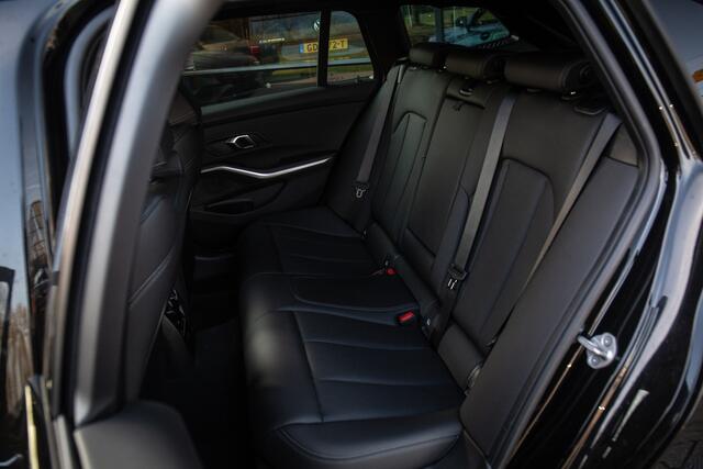 BMW 3-SERIE Touring 330i M-Sport M-sportpakket, Adap. cruise, Voorstoelen verwarmd