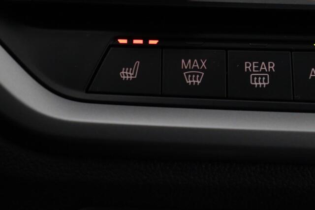 BMW 3-SERIE 330e High Executive | Leder | Stoelverwarming | Carplay | Full LED | Navigatie | Climate control | Parkeerhulp | Cruise control